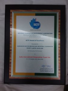 (inset) India International Cooperative Trade Fair_ Cekrozuve Krotho Weaving & Industrial Coop. Society Ltd. receiving Excellence Award